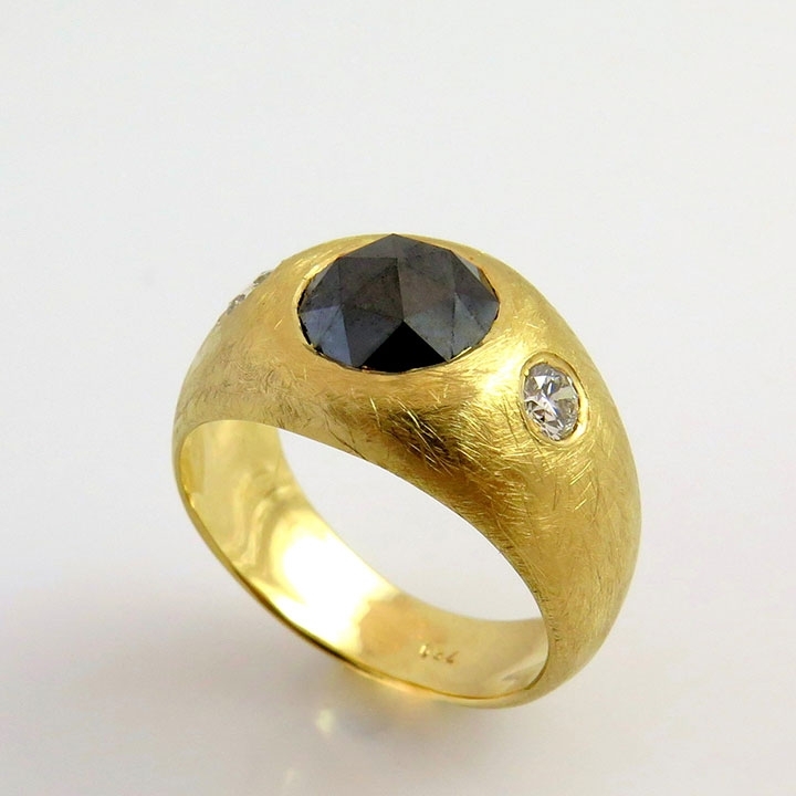 טבעת בשיבוץ יהלום שחור בחיתוך Rose Cut