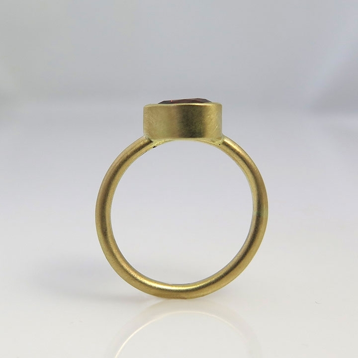 טבעת גרנט עדינה בצורת טיפה
