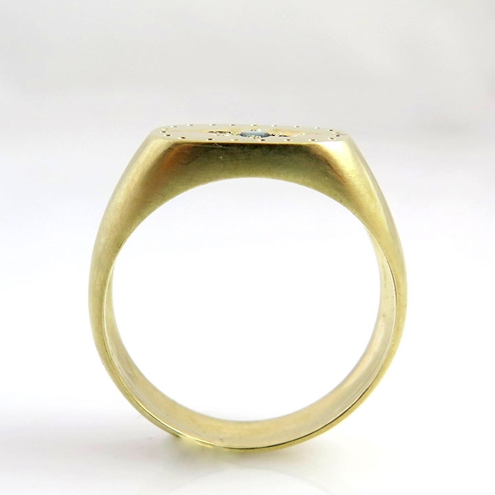 טבעת חותם משובצת באבן ספיר