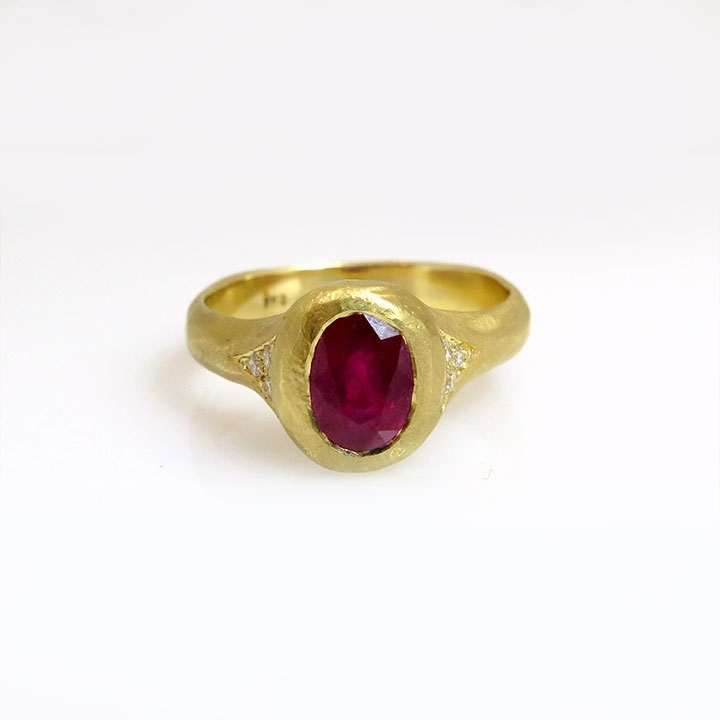טבעת מ-18 קראט זהב משובצת באבן אודם