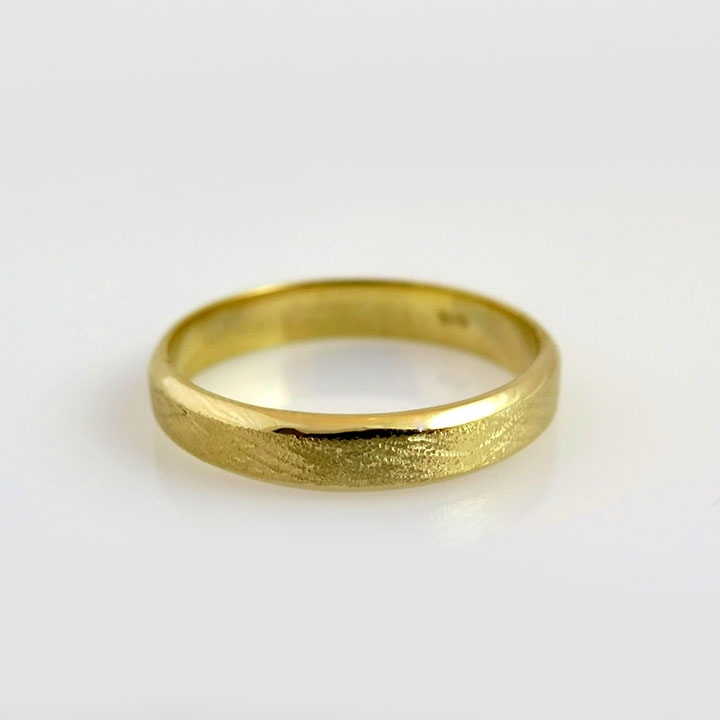 טבעת נישואין במראה מאט