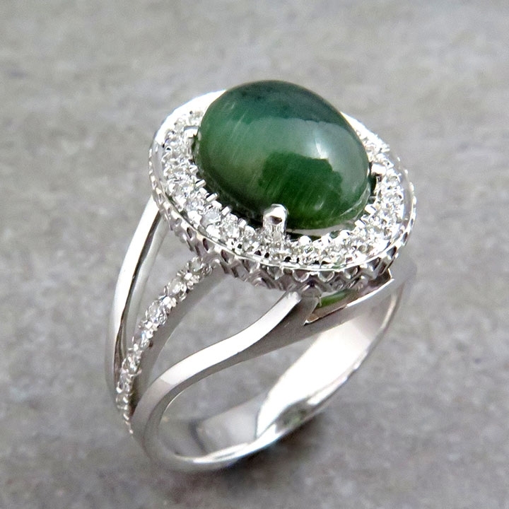 טבעת משובצת באבן ירוקה