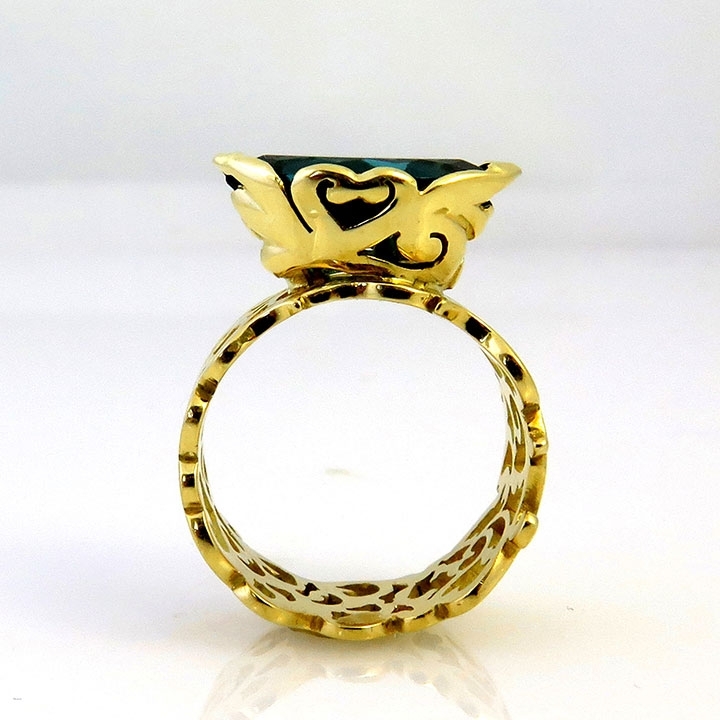 טבעת טורמלין רקומה בחוטי זהב