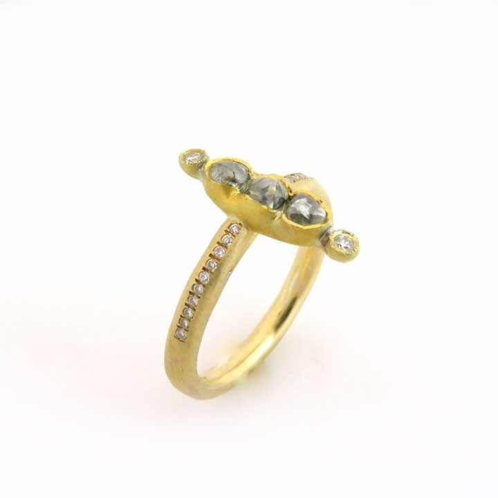 טבעת משולבת בקו יהלומים 