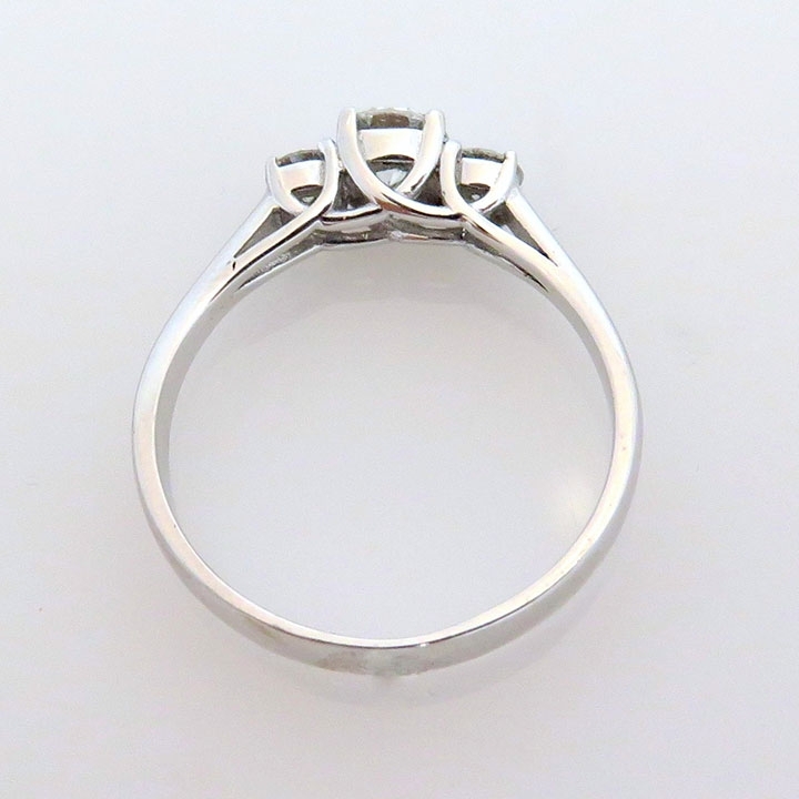 טבעת אירוסין עם שלושה יהלומים