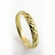 טבעת נישואין עם חריטות בצורת קווים