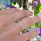 טבעת נישואין עם חריטות בצורת קווים