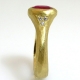 טבעת מ-18 קראט זהב משובצת באבן אודם