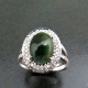 טבעת משובצת באבן ירוקה