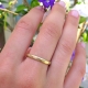 טבעת נישואין מרוקעת מזהב בתבנית ייחודית 
