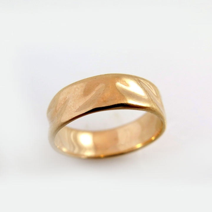 טבעת נישואין מזהב במראה סאטן