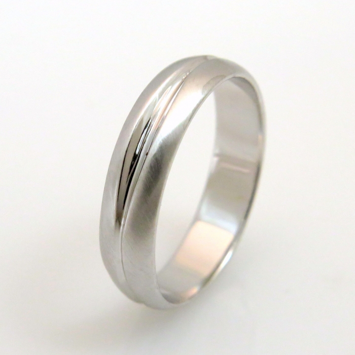 טבעת נישואין מפוסלת מזהב לבן