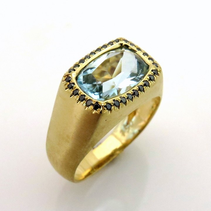 טבעת חותם משובצת באבן תרשיש (Aquamarine) ויהלומים שחורים