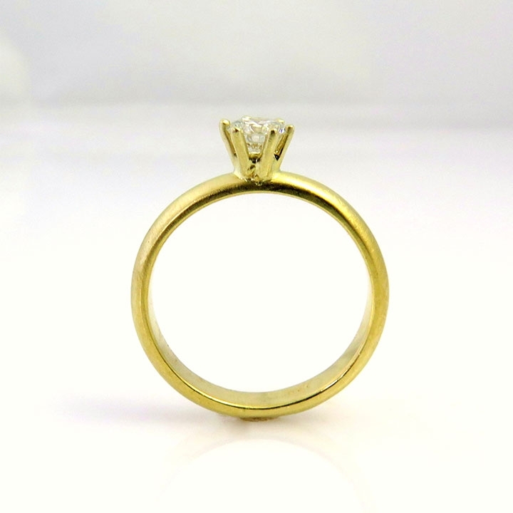 טבעת אירוסים עגולה משובצת ביהלום