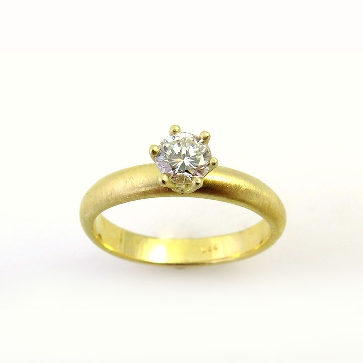 טבעת אירוסים עגולה משובצת ביהלום