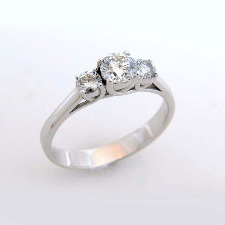 טבעת אירוסין עם שלושה יהלומים