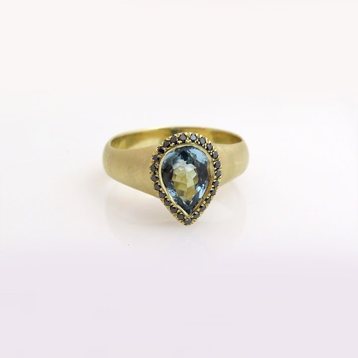 טבעת משובצת באבן תרשיש (Aquamarine)