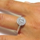 טבעת אירוסין יהלום מרכזי ויהלומים מסביב מסוג Halo