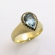 טבעת משובצת באבן תרשיש (Aquamarine)
